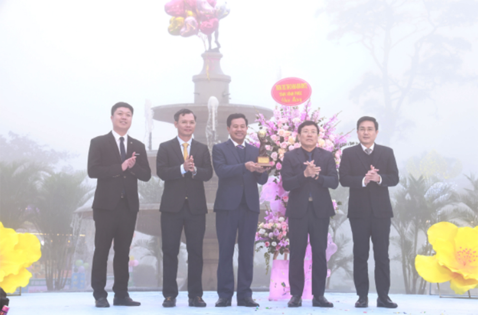 Chủ tịch UBND tỉnh Lê Duy Thành cùng lãnh đạo Sở VH-TT&DL, huyện và Thị trấn Tam Đảo đã vinh dự được nhận chiếc Cúp danh giá Giải thưởng du lịch Thế giới “Tam Đảo – Thị trấn du lịch ấn tượng hàng đầu Thế giới”.