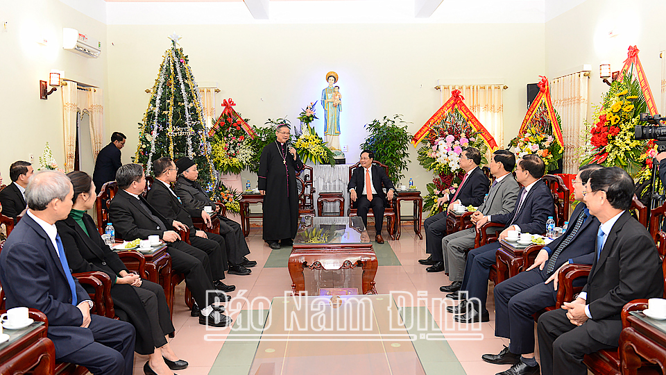 Giám mục Tôma Vũ Đình Hiệu phát biểu cảm ơn sự quan tâm của Phó Thủ tướng Thường trực Chính phủ Phạm Bình Minh và các đồng chí lãnh đạo tỉnh.