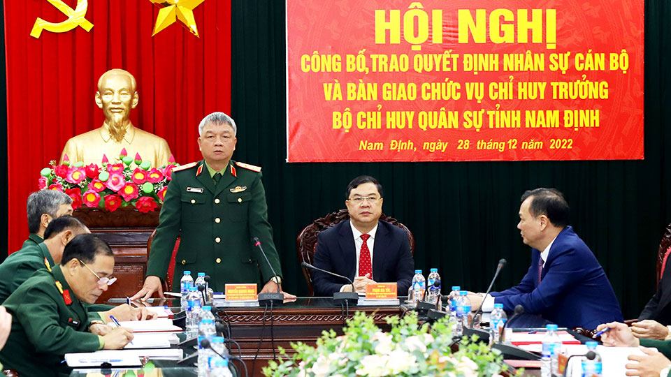 Đồng chí Trung tướng Nguyễn Quang Ngọc, Tư lệnh Quân khu 3 phát biểu giao nhiệm vụ cho các đồng chí mới bổ nhiệm.