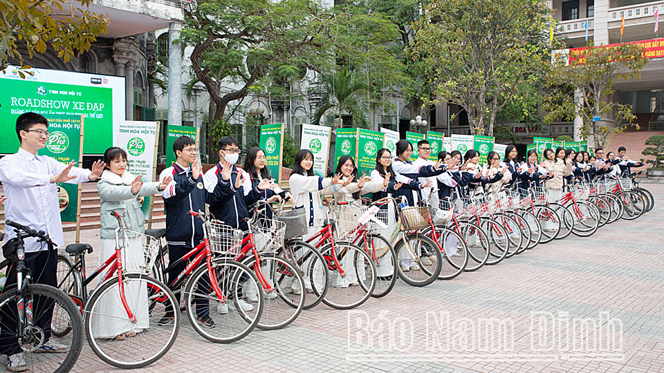 Các tình nguyện viên tuyên truyền ngày của Phở 12-12 xuất phát tại trường THPT Nguyễn Khuyến (thành phố Nam Định). 
