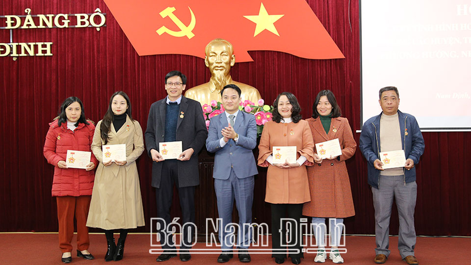 Đồng chí Lê Văn Thế, TUV, Chánh Văn phòng Tỉnh ủy trao Kỷ niệm chương vì sự nghiệp Văn phòng cấp ủy cho 8 cá nhân đã có nhiều đóng góp cho sự nghiệp Văn phòng cấp ủy.