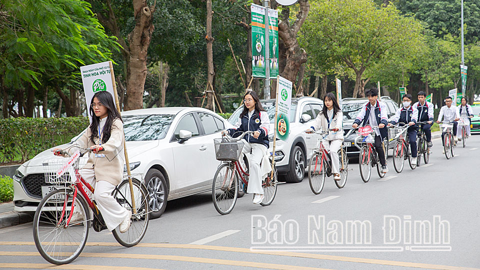 Các tình nguyện viên tuyên truyền ngày của Phở 12-12 xuất phát tại đường Nguyễn Du (thành phố Nam Định).