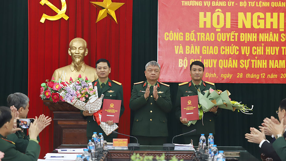 Đồng chí Trung tướng Nguyễn Quang Ngọc, Tư lệnh Quân khu 3 trao Quyết định và tặng hoa chúc mừng đồng chí tân Chỉ huy trưởng và Phó Chỉ huy trưởng kiêm Tham mưu trưởng Bộ CHQS tỉnh. 