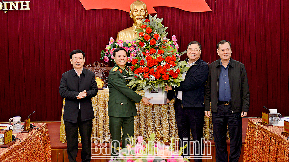 Các đồng chí Thường trực Tỉnh ủy chúc mừng Đại tá Lương Văn Kiểm, Ủy viên Ban TVTU, Chỉ huy Trưởng Bộ Chỉ huy Quân sự tỉnh và lực lượng vũ trang tỉnh nhân Ngày truyền thống 22-12.