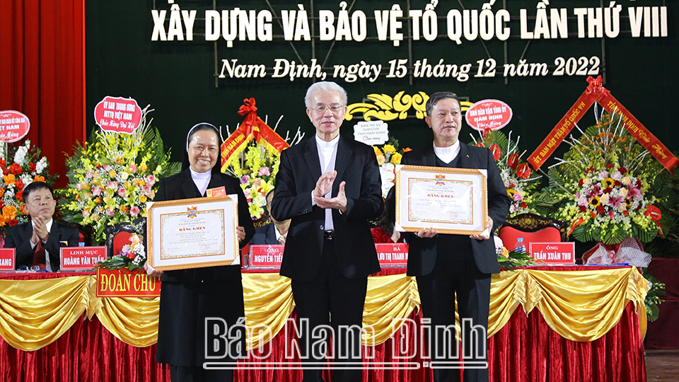 Linh mục Giuse Trần Xuân Mạnh, Chủ tịch Trung ương Ủy ban Đoàn kết Công giáo Việt Nam tặng Bằng khen cho tập thể, cá nhân có thành tích trong phong trào xây dựng và bảo vệ Tổ quốc giai đoạn 2017-2022.