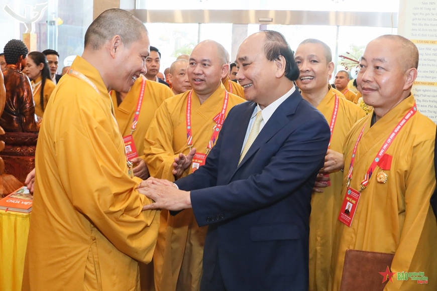 Chủ tịch nước Nguyễn Xuân Phúc thăm hỏi các đại biểu tham dự Đại hội Phật giáo toàn quốc lần thứ IX. 