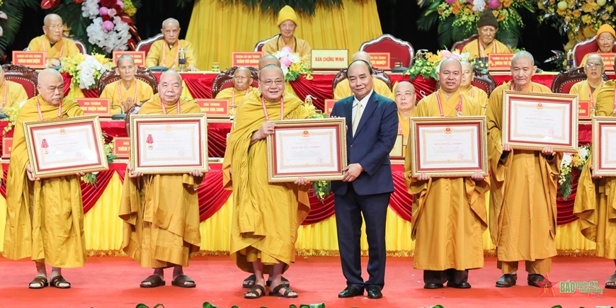 Chủ tịch nước Nguyễn Xuân Phúc trao Huân chương Lao động hạng Hai và hạng Ba tặng các tập thể, cá nhân của Giáo hội Phật giáo Việt Nam.