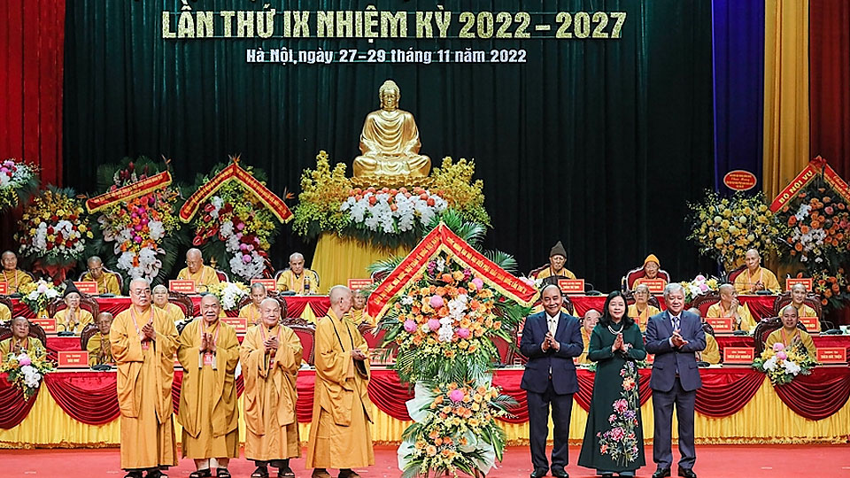  Chủ tịch nước Nguyễn Xuân Phúc tặng hoa chúc mừng đại hội.