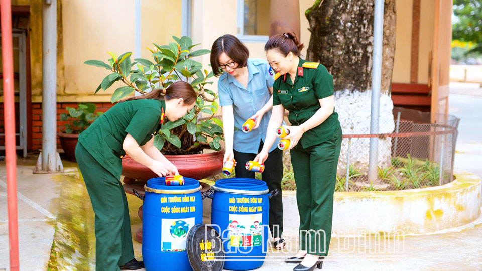 Đại úy quân nhân chuyên nghiệp Đặng Thị Ngọc Hà (ở giữa), Ban CHQS thành phố Nam Định với sáng kiến thu gom giấy bìa, vỏ lon, hộp nhựa phế thải tại cơ quan bán gây quỹ hoạt động Hội, giữ gìn cảnh quan môi trường.