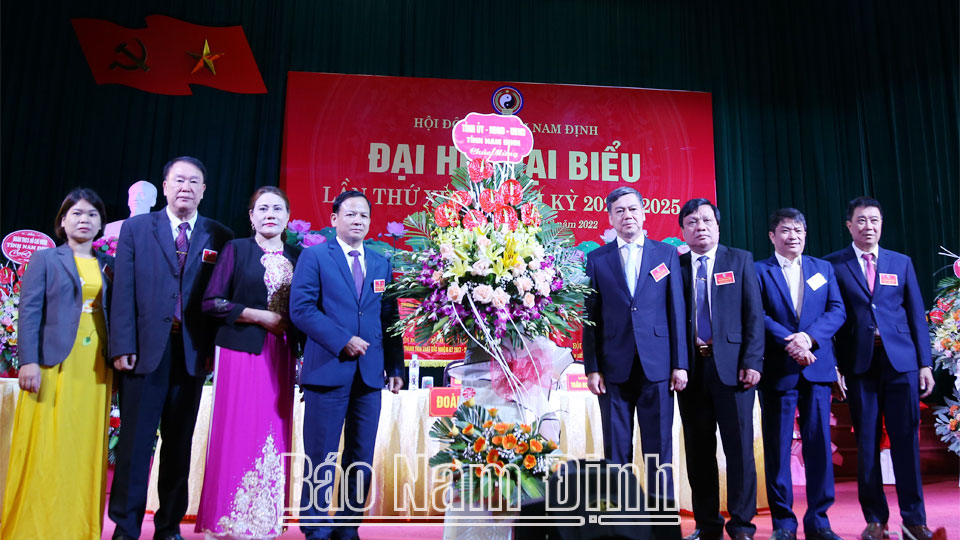 Đồng chí Trần Lê Đoài, TUV, Phó Chủ tịch UBND tỉnh tặng lẵng hoa tươi thắm chúc mừng Đại hội.