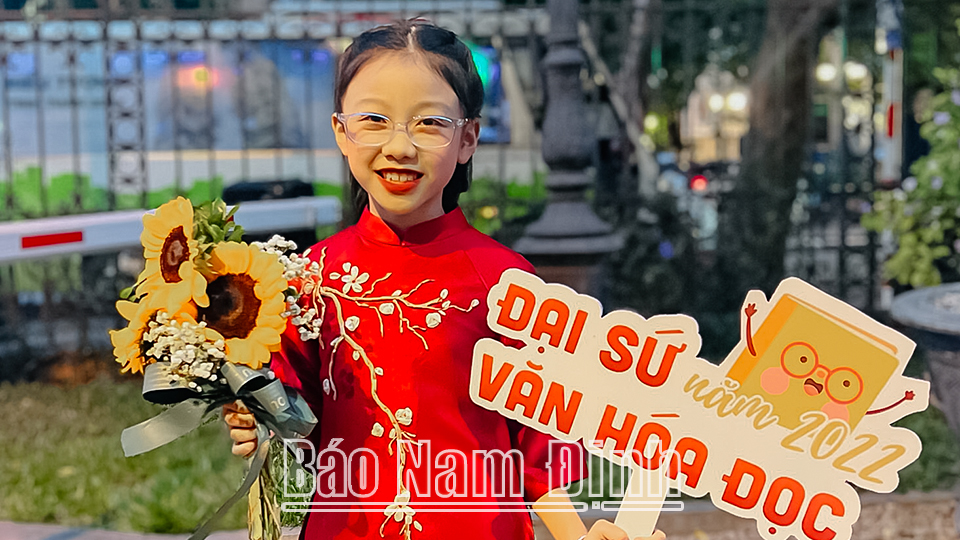 Em Nguyễn Thanh Mai, học sinh Trường Tiểu học Trần Nhân Tông (thành phố Nam Định) được trao giải Đại sứ văn hóa đọc năm 2022.