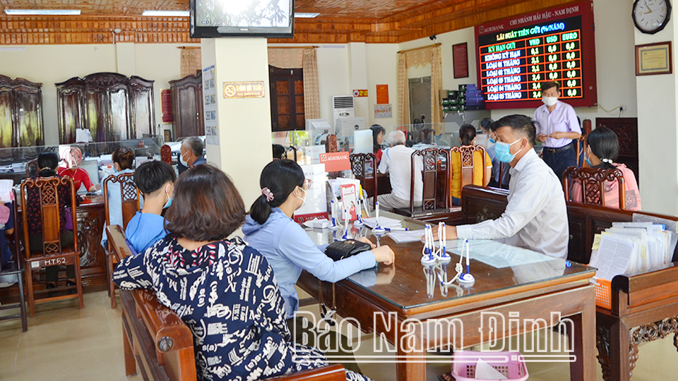 Người dân đến giao dịch tại Ngân hàng Nông nghiệp và Phát triển nông thôn Việt Nam Chi nhánh huyện Hải Hậu.
Bài và ảnh: Đức Toàn