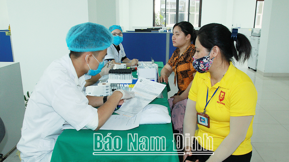 Tư vấn phương pháp chăm sóc sức khỏe sinh sản cho nữ công nhân lao động của Công ty TNHH Viet Power (Hải Hậu).
Bài và ảnh: Ngọc Linh