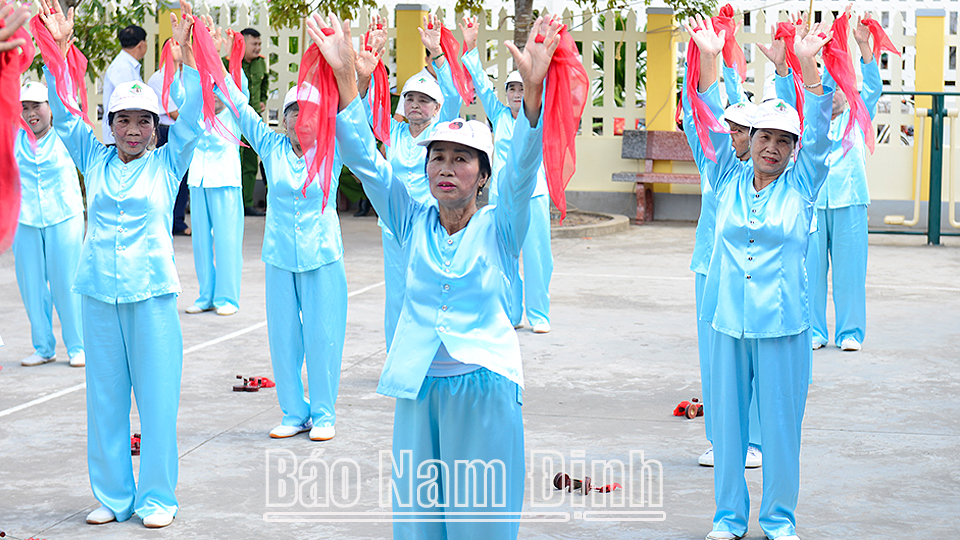 Câu lạc bộ Dưỡng sinh nữ xã Giao Phong (Giao Thủy) thu hút hơn 100 hội viên.
Bài và ảnh: Việt Thắng