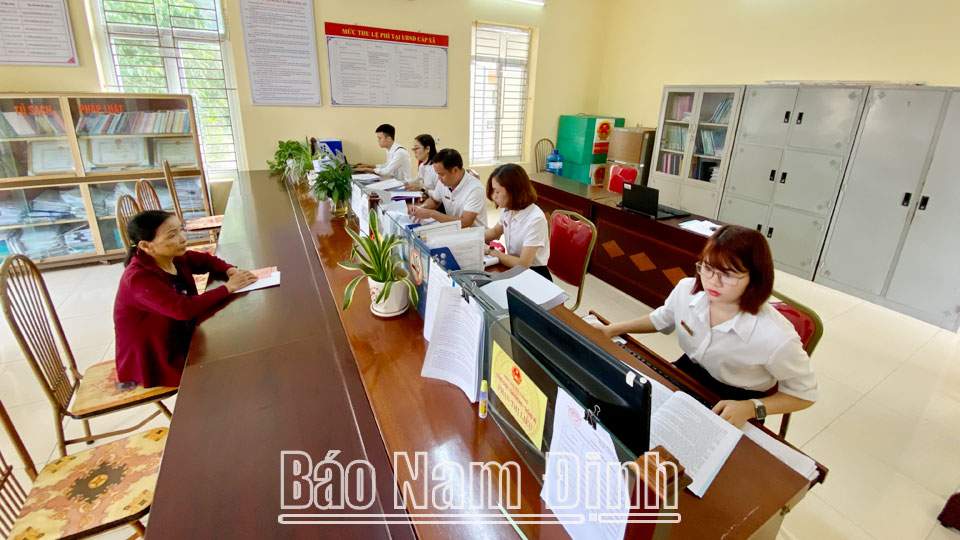 Cán bộ bộ phận “một cửa” xã Yên Thắng giải quyết thủ tục hành chính cho 
người dân.