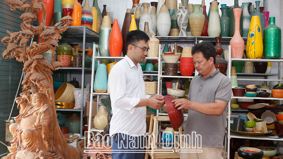 Du khách tham quan, chọn mua sản phẩm tại làng nghề sơn mài Cát Đằng, xã Yên Tiến (Ý Yên).