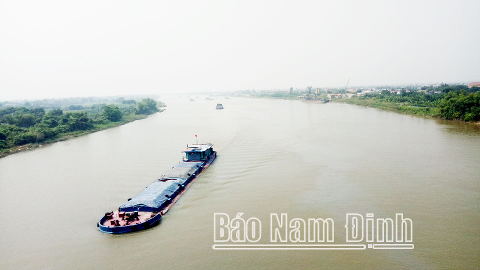 Phương tiện vận tải thuỷ lưu thông trên sông Đào đoạn qua địa phận thành phố Nam Định.