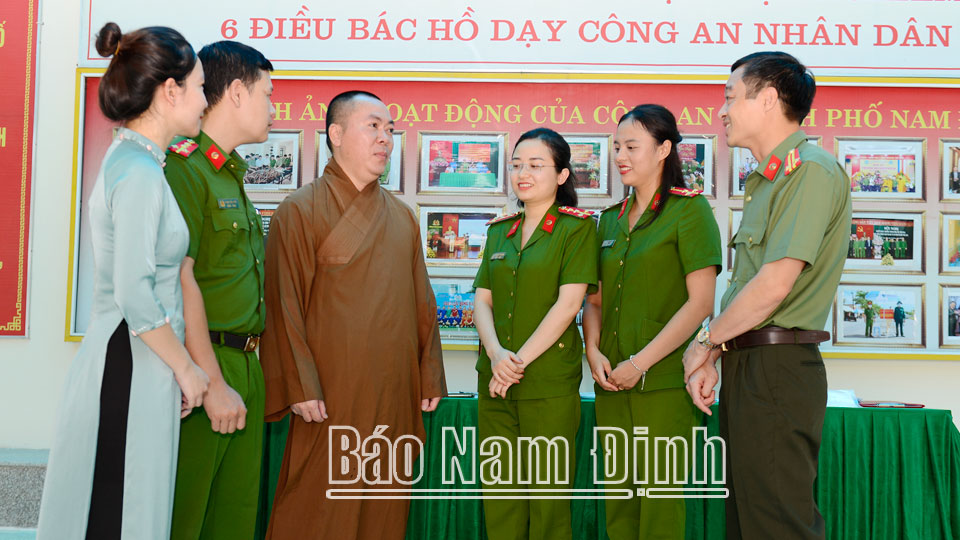 Cán bộ, chiến sĩ Công an thành phố Nam Định và chức sắc Phật giáo trao đổi kinh nghiệm xây dựng phong trào toàn dân bảo vệ an ninh Tổ quốc trên địa bàn.