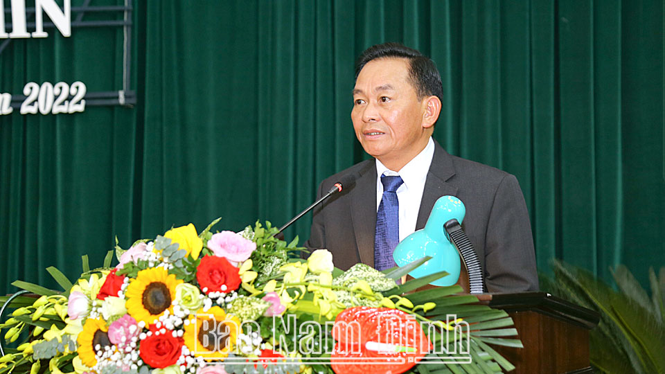 Đồng chí Nguyễn Phùng Hoan, Ủy viên Ban TVTU, Phó Chủ tịch Thường trực HĐND tỉnh trình bày báo cáo kết quả công tác năm 2022 và phương hướng nhiệm vụ trọng tâm năm 2023.