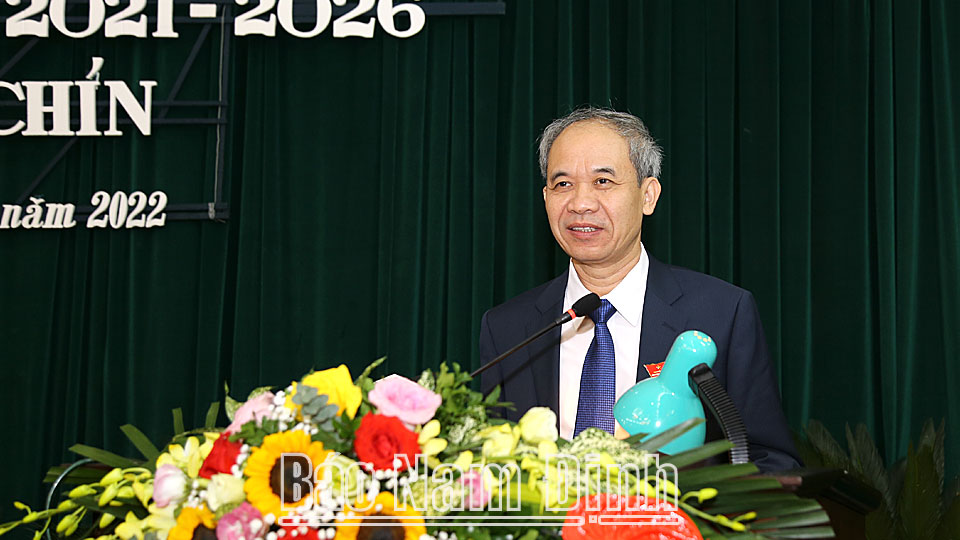 Đồng chí Đoàn Văn Hùng, Ủy viên Ban TVTU, Chủ tịch Ủy ban MTTQ tỉnh thông báo về hoạt động của MTTQ tham gia xây dựng chính quyền năm 2022 và phương hướng, nhiệm vụ năm 2023
