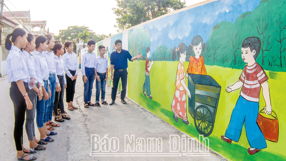 Các bức tranh bích họa ở xã Quang Trung (Vụ Bản) với thông điệp bảo vệ môi trường góp phần nâng cao ý thức của thế hệ trẻ. 