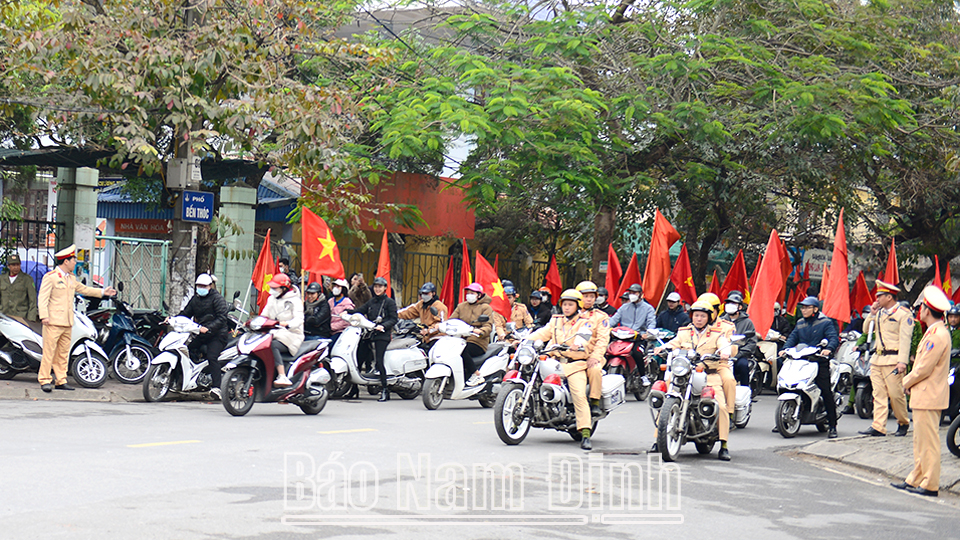 Tham gia diễu hành tại Lễ ra quân đảm bảo an ninh trật tự dịp Tết Nguyên đán.