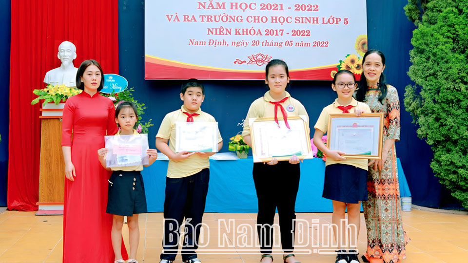 Ban Giám hiệu Trường Tiểu học Nguyễn Viết Xuân trao phần thưởng cho các em học sinh giỏi trong ngày khai giảng năm học 2022-2023.