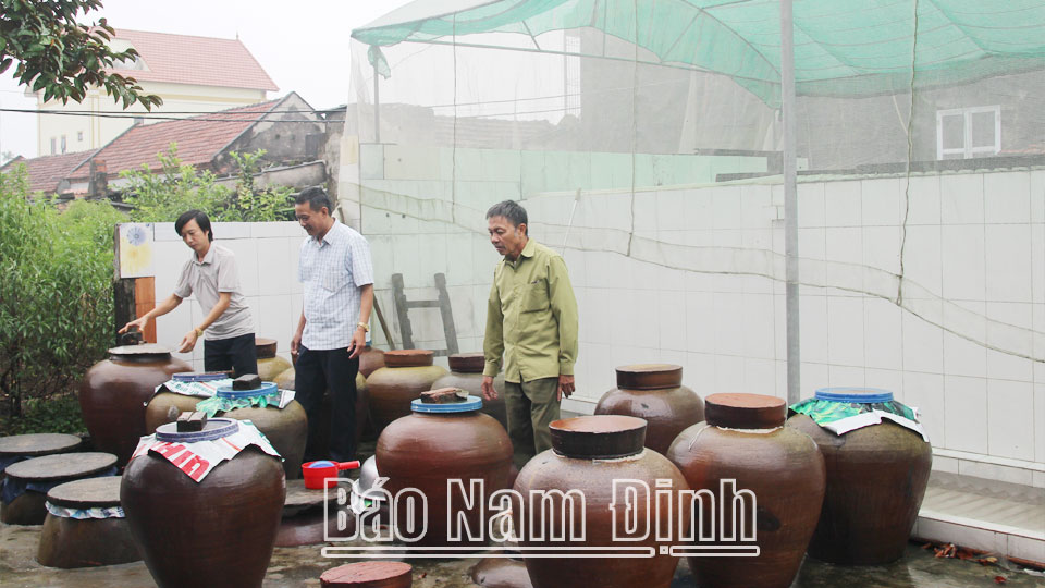 Mô hình sản xuất mắm cáy theo phương pháp truyền thống của ông Trần Văn Phúc, hội viên nông dân thị trấn Ninh Cường (Trực Ninh) cho thu nhập khá.