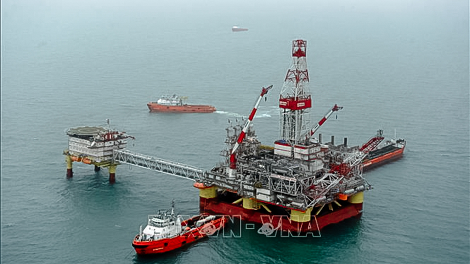 Giới buôn bán dầu mỏ loay hoay giải mã biện pháp áp giá trần dầu Nga