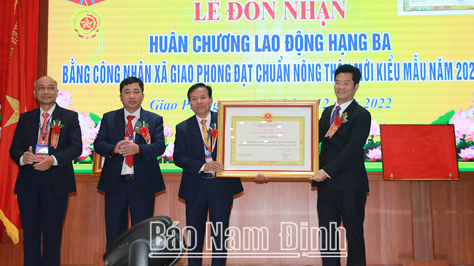 Đồng chí Phó Chủ tịch Thường trực UBND tỉnh trao Bằng công nhận xã đạt chuẩn nông thôn mới kiểu mẫu cho Đảng bộ, chính quyền và nhân dân xã Giao Phong.