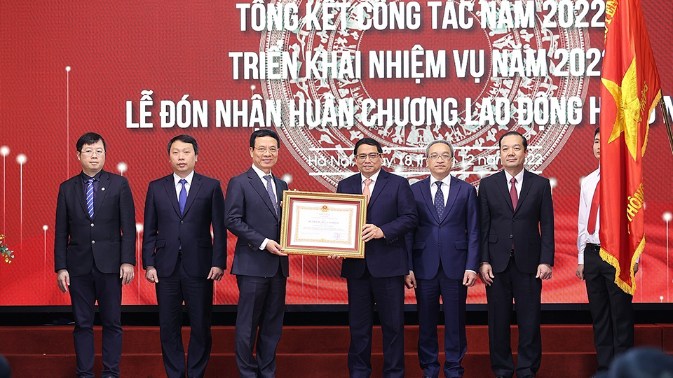 Thủ tướng Phạm Minh Chính trao Huân chương Lao động hạng Nhất của Chủ tịch nước tặng Bộ Thông tin và Truyền thông.  
Ảnh: Dương Giang/TTXVN