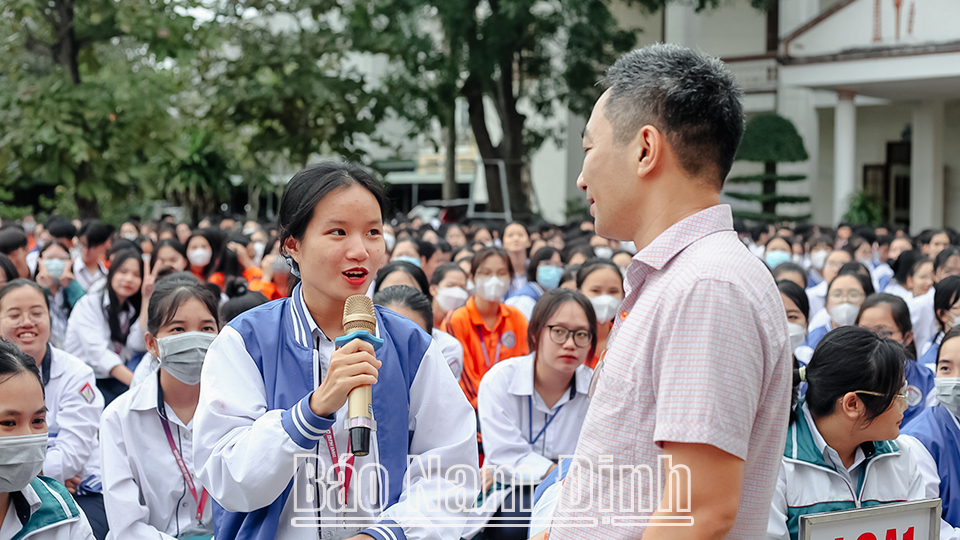 Sinh hoạt ngoại khóa chuyên đề giáo dục giới tính, chăm sóc sức khỏe sinh sản vị thành niên cho học sinh Trường THPT Trần Hưng Đạo (thành phố Nam Định).