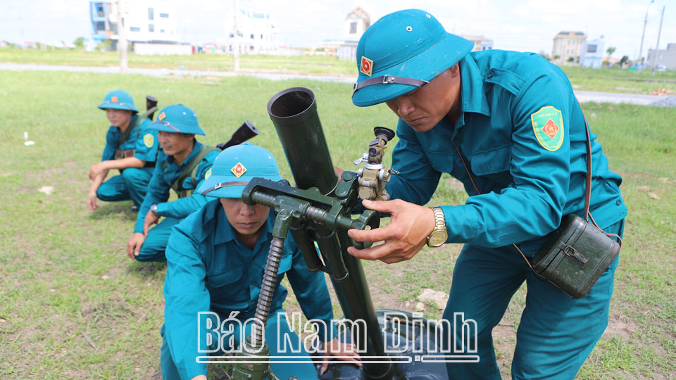 Dân quân tự vệ các xã, thị trấn huyện Giao Thủy tham gia huấn luyện nâng cao khả năng sẵn sàng chiến đấu. 