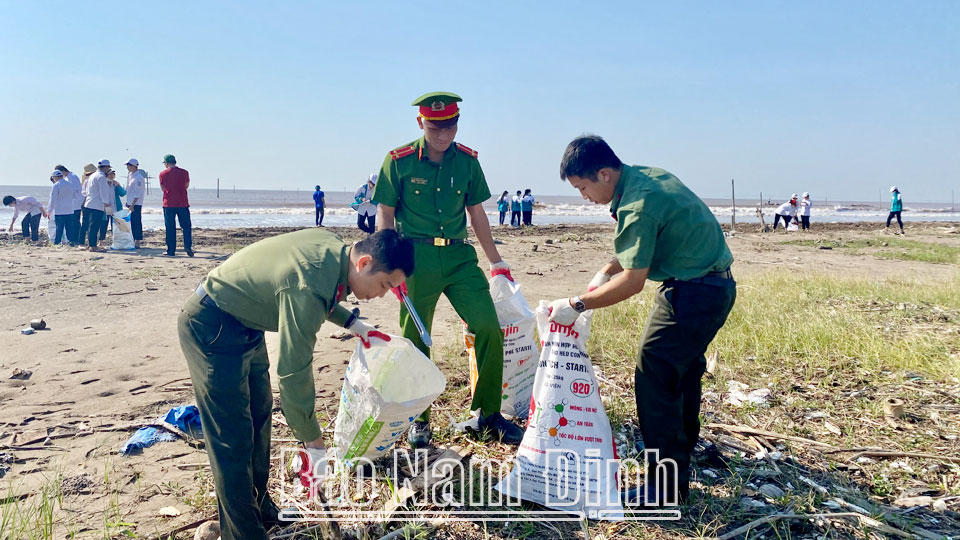 Các lực lượng công an, quân đội và học sinh huyện Giao Thủy chung tay thu gom rác thải ven biển.