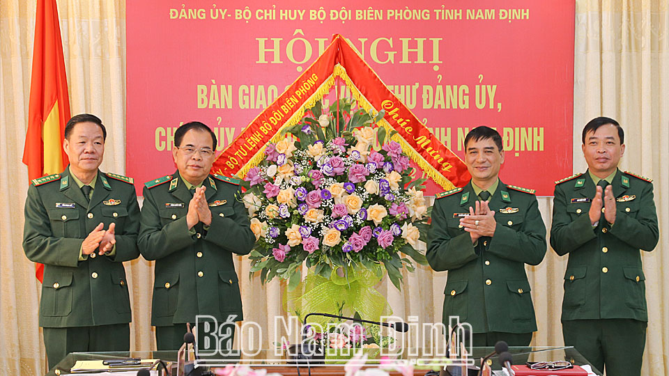 Thiếu tướng Phùng Quốc Tuấn tặng hoa chúc mừng các đồng chí nhận nhiệm vụ mới.