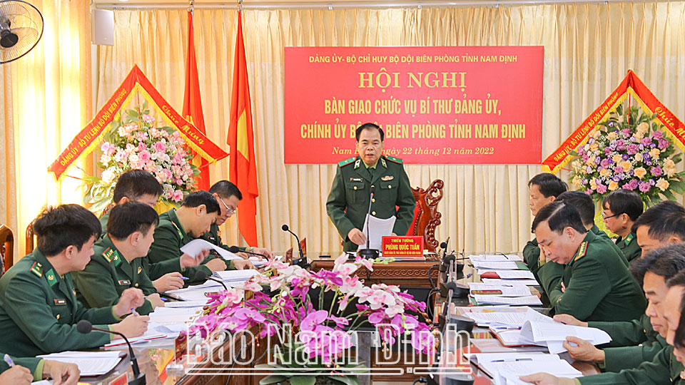 Thiếu tướng Phùng Quốc Tuấn, Ủy viên Ban Thường vụ Đảng ủy, Phó Chính ủy Bộ đội Biên phòng phát biểu chỉ đạo tại hội nghị bàn giao.