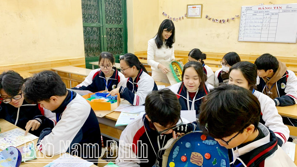 Cô giáo Trần Thị Lan Dung và học sinh trong một giờ học.