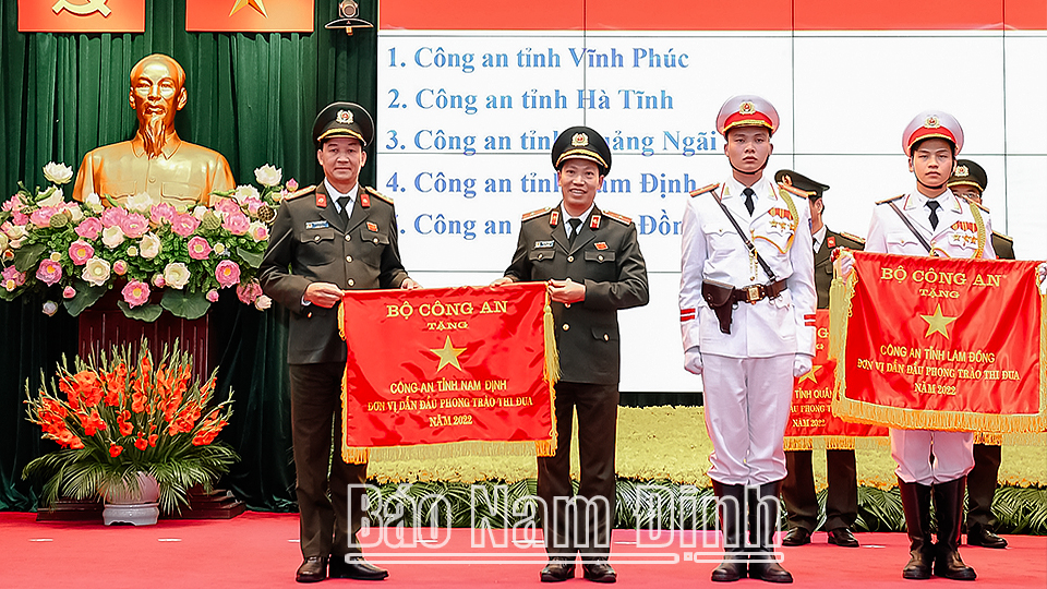 Đồng chí Thiếu tướng Lê Văn Tuyến, Thứ trưởng Bộ Công an tặng Cờ đơn vị dẫn đầu phong trào thi đua Vì an ninh Tổ quốc năm 2022 cho Công an tỉnh Nam Định tại Hội nghị Công an toàn quốc.
Ảnh: PV