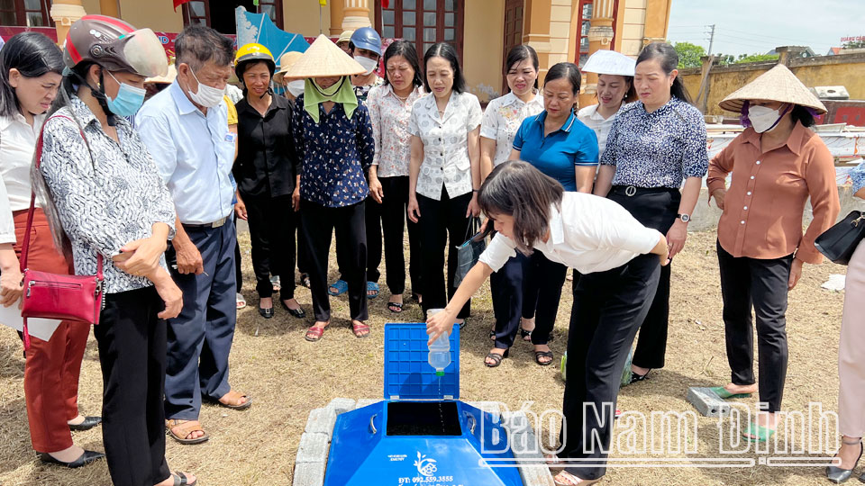 Hội viên phụ nữ huyện Giao Thủy tìm hiểu về cách sử dụng chế phẩm sinh học để xử lý rác thải hữu cơ bảo vệ môi trường.
