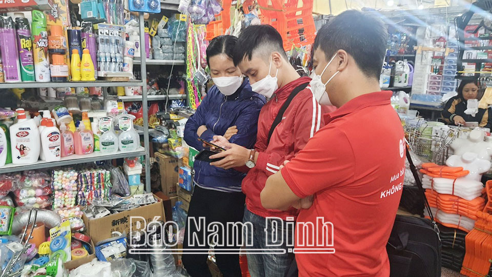 Nhân viên Viettel Nam Định hướng dẫn tiểu thương kinh doanh tại chợ Rồng (thành phố Nam Định) sử dụng các tính năng tiện ích của mô hình chợ công nghệ 4.0.
Bài và ảnh: Nguyễn Hương