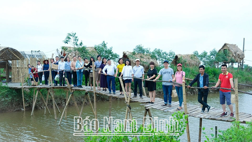 Du khách tham quan trải nghiệm tại “Làng sinh thái cộng đồng ven biển” của chị Doãn Thị Thoa, xã Giao An (Giao Thủy).
Bài và ảnh: Văn Huỳnh