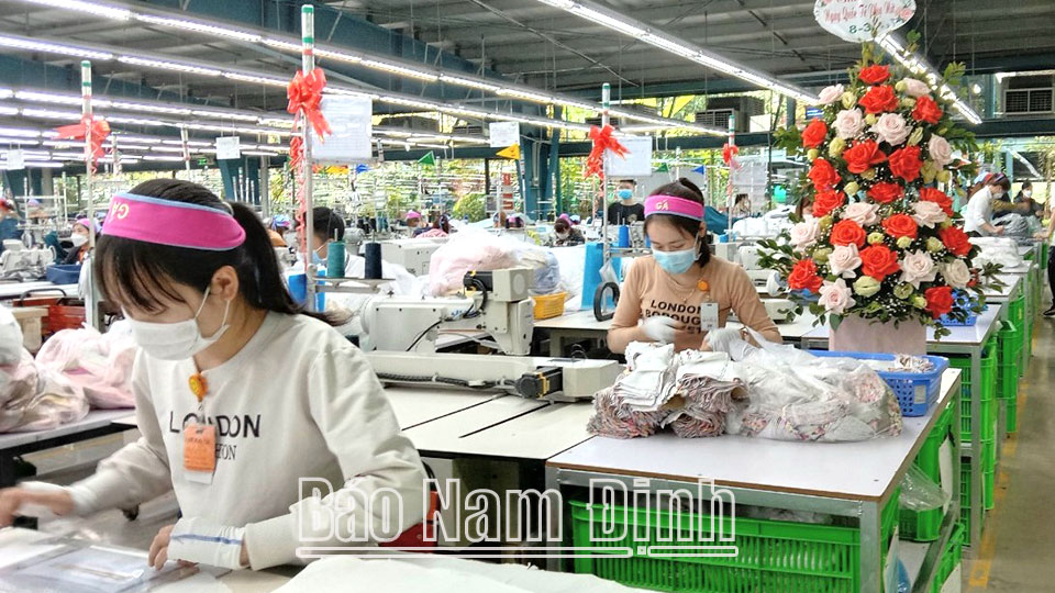 Sản xuất tại Công ty TNHH May Việt Thuận, Khu công nghiệp Hòa Xá (thành phố Nam Định). 
Ảnh: Văn Huỳnh