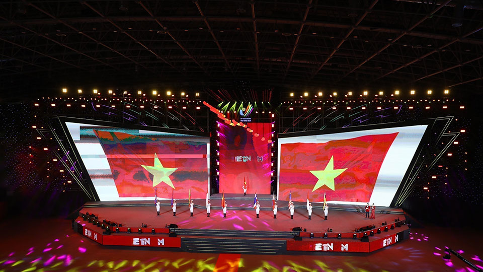 Đội danh dự Quân đội Nhân dân Việt Nam với cờ các nước tham dự tại Lễ Bế mạc SEA Games 31.