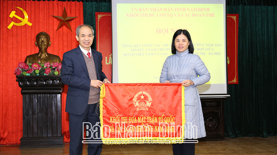 Đồng chí Đoàn Văn Hùng, Ủy viên Ban TVTU, Chủ tịch Ủy ban MTTQ tỉnh trao Cờ luân lưu Khối trưởng Khối thi đua MTTQ và các đoàn thể tỉnh năm 2023 cho Hội LHPN tỉnh.