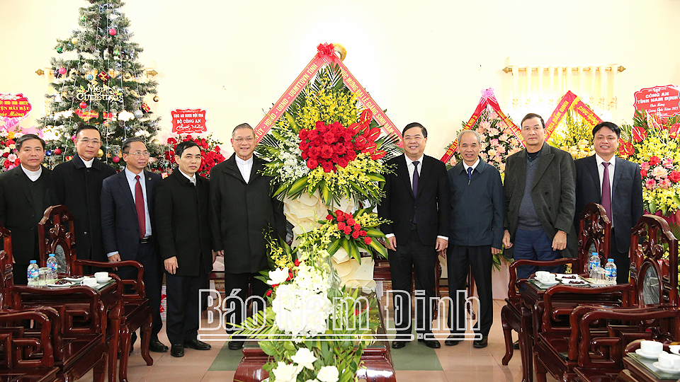  Đồng chí Bí thư Tỉnh ủy chúc mừng Lễ Giáng sinh năm 2023 tại Giáo phận Bùi Chu