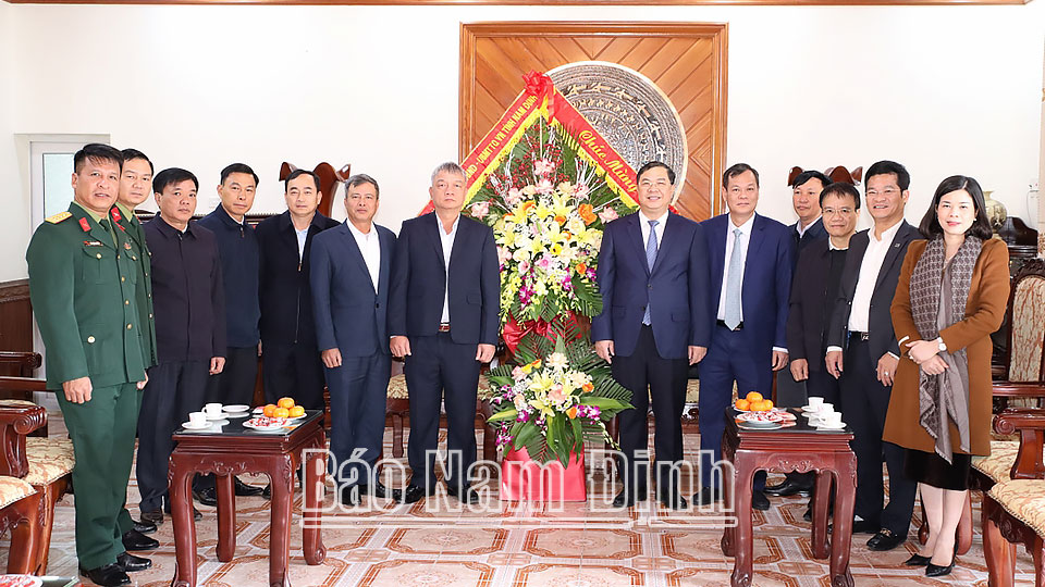Các đồng chí lãnh đạo tỉnh chúc mừng Bộ Chỉ huy Quân sự tỉnh nhân ngày thành lập Quân đội Nhân dân Việt Nam (22-12)