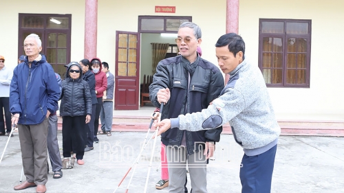 Hội Người mù huyện Nam Trực tập huấn sử dụng cây gậy trắng cho hội viên 