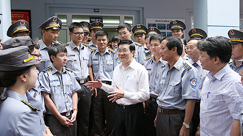 Chủ tịch nước thăm, tặng quà cảnh sát biển và kiểm ngư Việt Nam