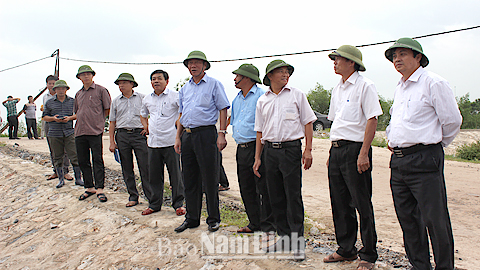 Đồng chí Chủ tịch UBND tỉnh Đoàn Hồng Phong kiểm tra công tác phòng, chống cơn bão số 3 tại huyện Nghĩa Hưng