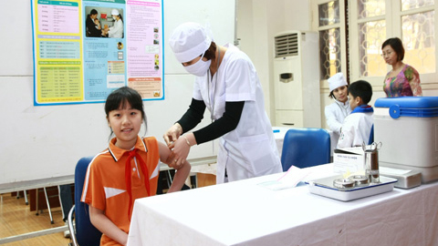 Hướng dẫn các bà mẹ đưa trẻ đi tiêm chủng trong chiến dịch tiêm vắc-xin Sởi - Rubella năm 2014